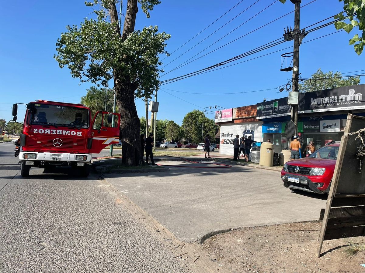 Feroz Incendio En Un Local De Longchamps