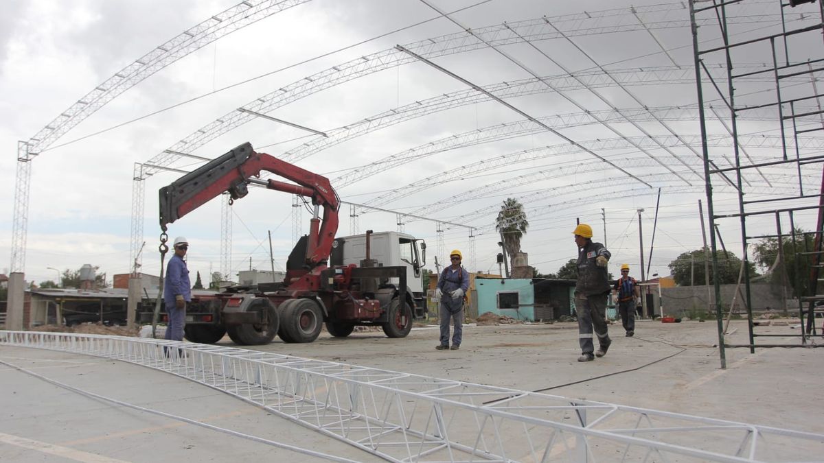 Esteban Echeverría avanza la construcción de un techo parabólico en el