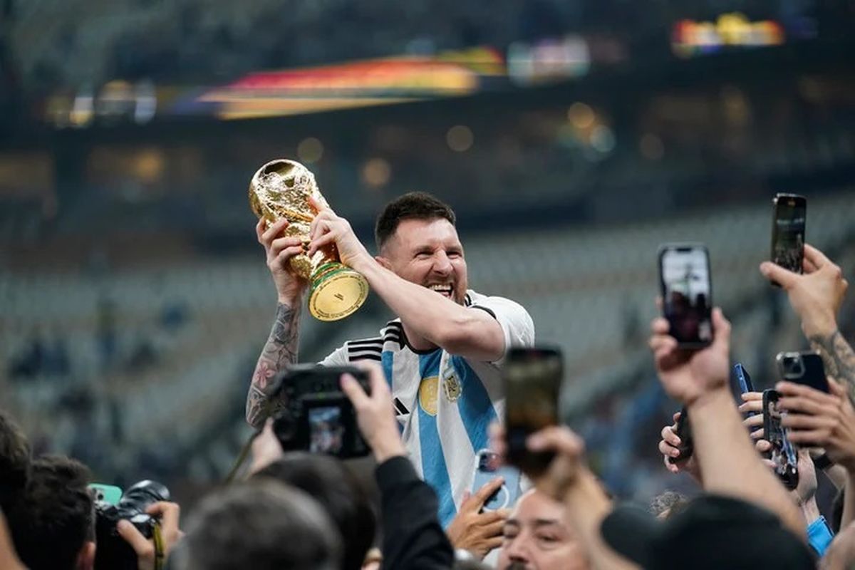 La creadora de la réplica de la Copa del Mundo que levantó Messi es de