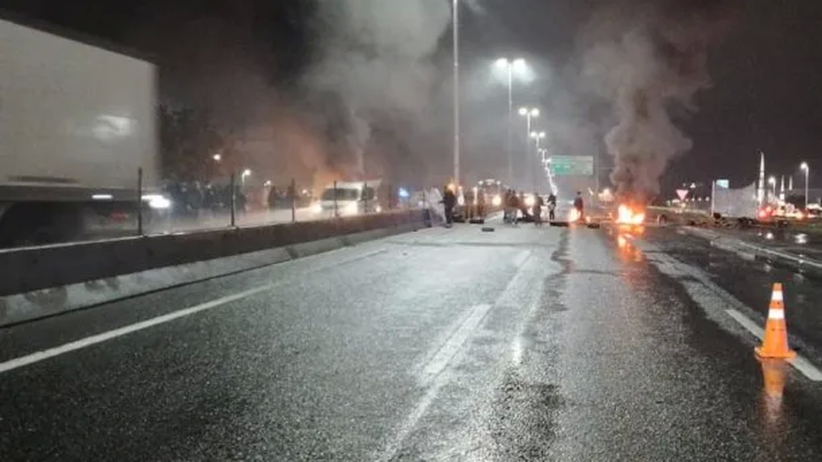 Vecinos Cortan La Autopista Riccheri En Ambas Manos Reclaman Falta De Luz