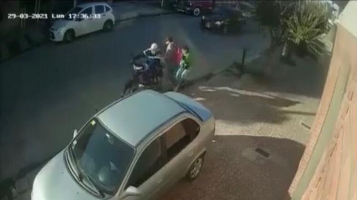 Violento asalto en Lanús motochorros atacaron a una mujer