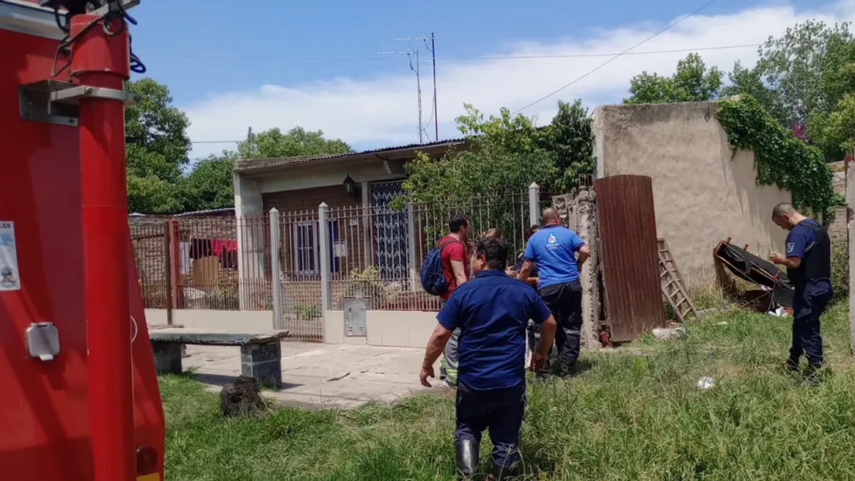 Feroz Incendio En Una Casa En Lomas Un Vecino Fue Asistido Y Reanimado