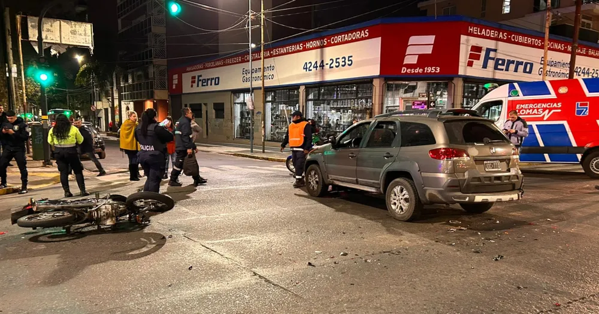 Fuerte Choque Entre Dos Motos Y Un Auto En El Centro De Lomas