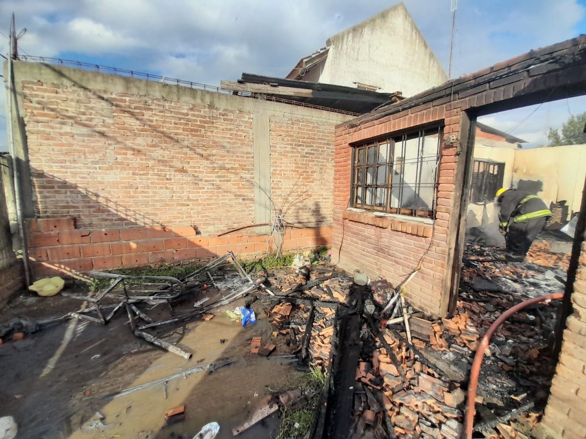 Canning Enorme Incendio Destruy Una Casa