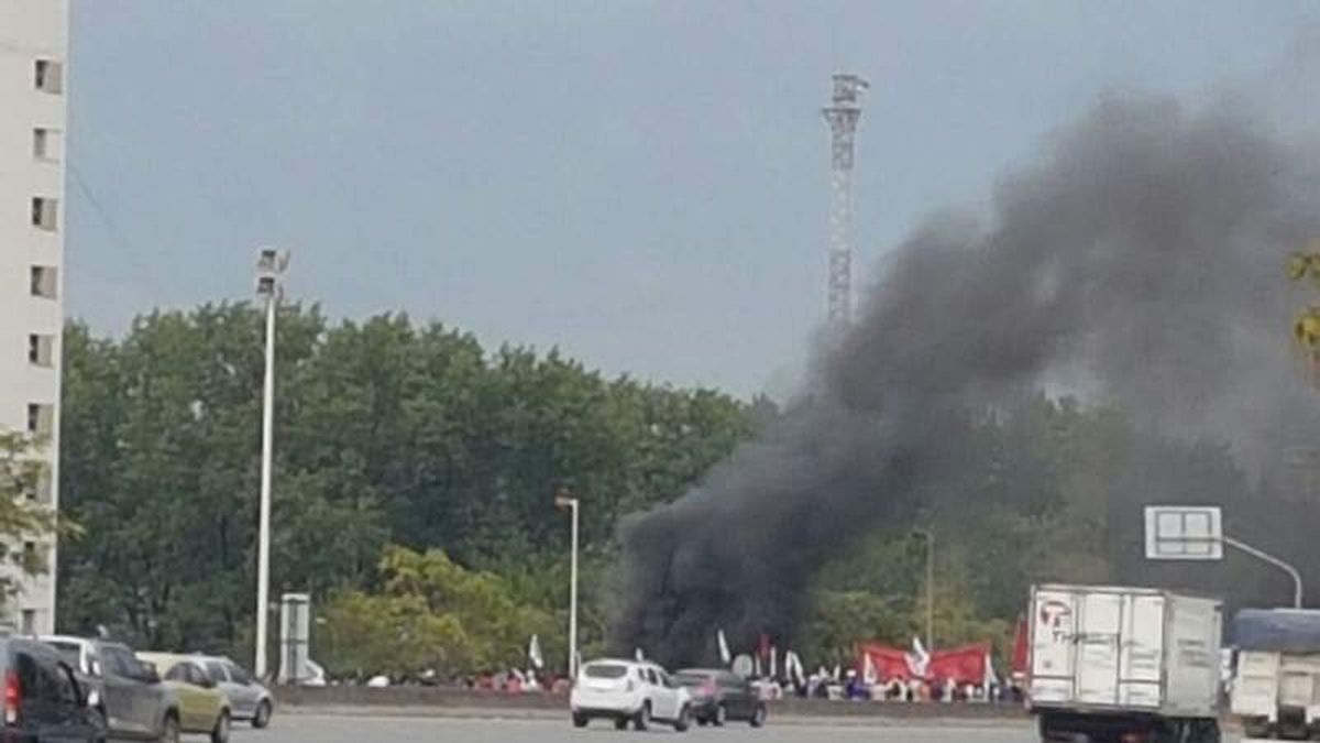 La Autopista Richieri Se Encuentra Cortada Por Un Grupo De Manifestantes