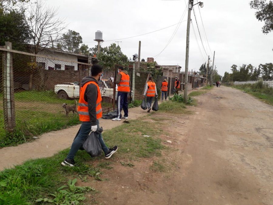 Las calles de 9 de Abril fueron recorridas por el personal que entreg&oacute; aliment