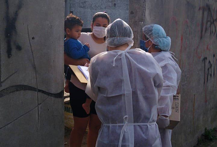 En El Jagüel se buscó síntomas en personas menores y mayores de edad.