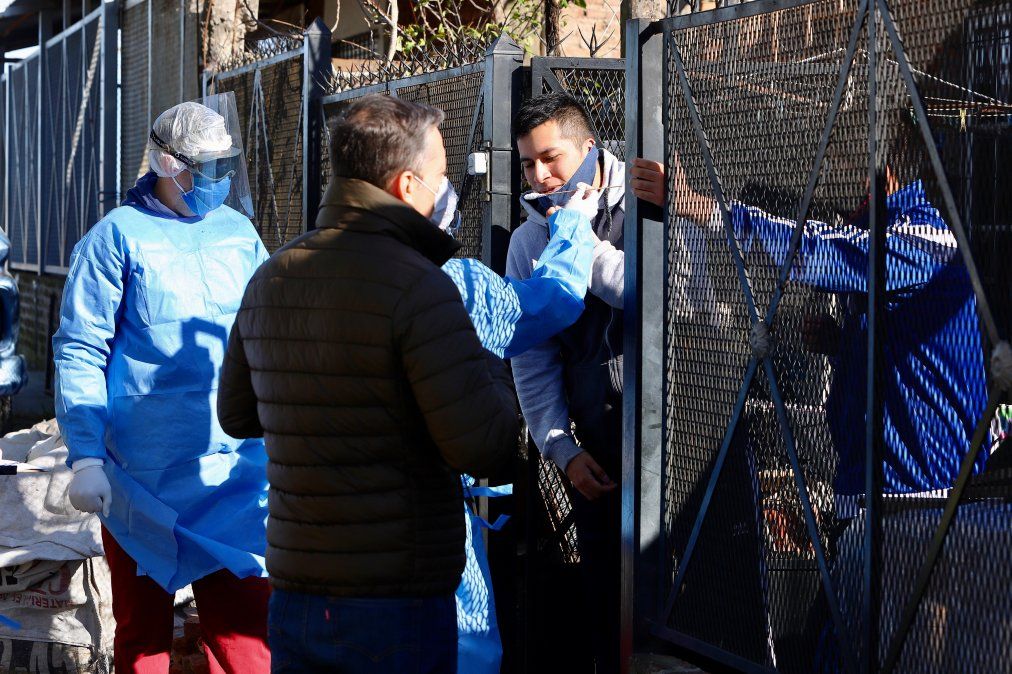 Fernando Gray presenci&oacute; los testeos y dialog&oacute; con los vecinos de El Jag&uuml;el sobre la cuarentena. 