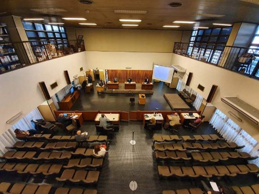 Tribunal Oral en lo Criminal 7 de Lomas de Zamora, a sala vac&iacute;a y con distanciamiento por el coronavirus.