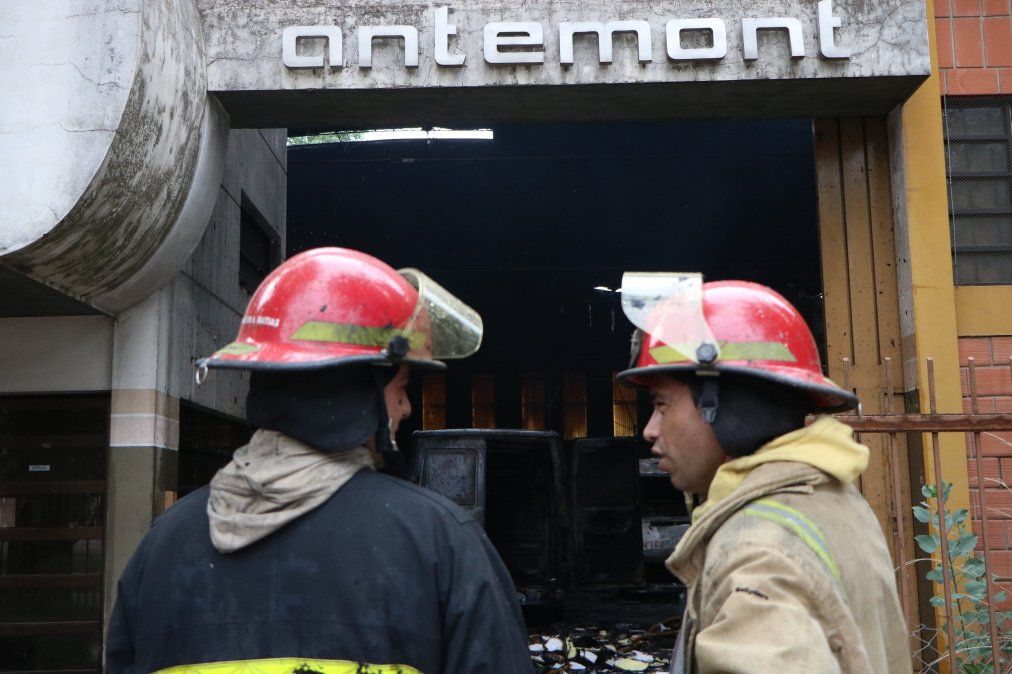 En acción. Dos bomberos trabajando en el incendio de Antemont, fábrica de Esteban Echeverría que cayó en la quiebra en los últimos años.