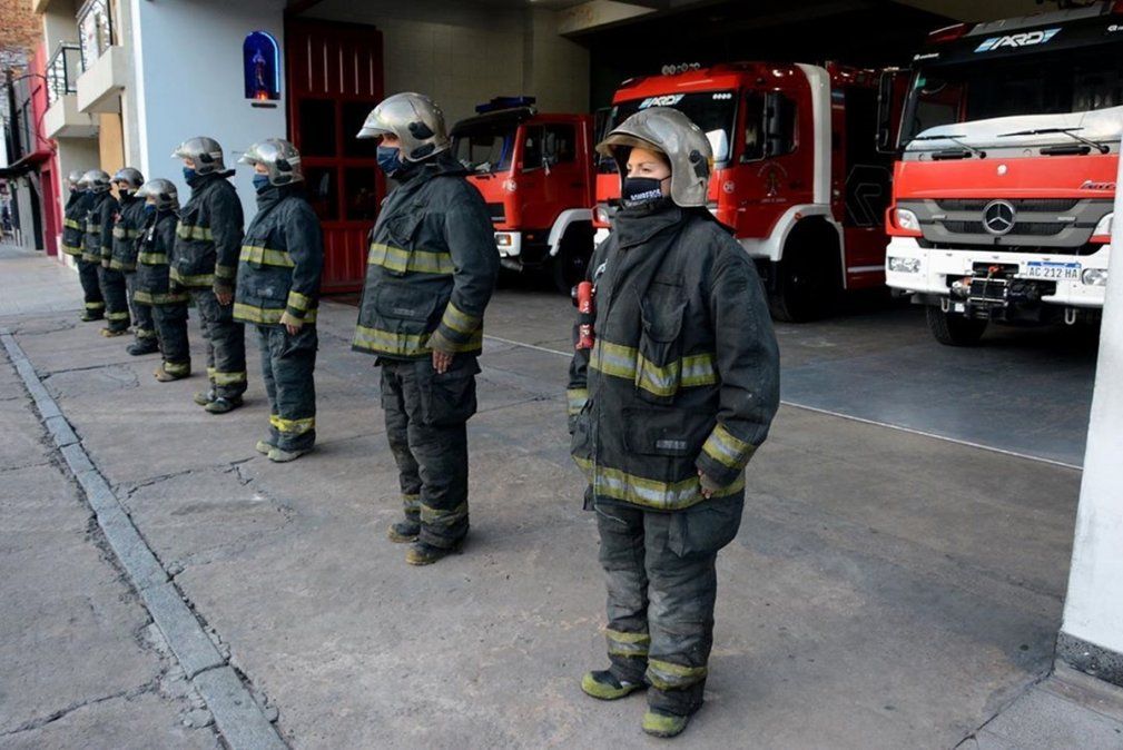 Formaci&oacute;n de los Bomberos Voluntarios de Lomas de Zamora en la puerta del cuartel, durante el toque de sirenas.