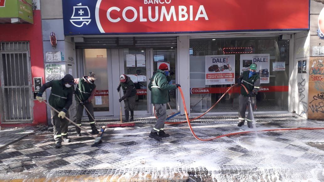 Prevención. Tanto en zonas céntricas como en barrios periféricos de Esteban Echeverría se despliegan operativos de desinfección.