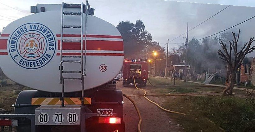 Monte Grande.&nbsp;Los Bomberos Voluntarios rescataron a dos vecinos que terminaron internados en el Hospital Santamarina.