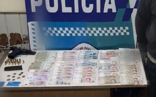 Entre sus pertenencias, el vecino de Claypole llevaba un arma calibre 9mm con 14 municiones.