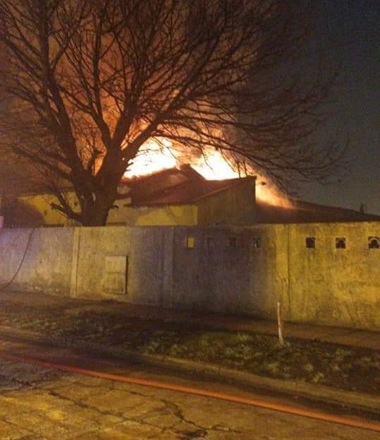El feroz incendio afectó parte del techo del establecimiento ubicado en Burzaco.