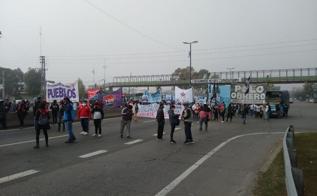Lomas de Zamora: organizaciones sociales realizaron un corte y una manifestaci&oacute;n en Puente La Noria.