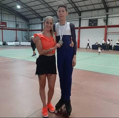 Lenny junto a su entrenadora Celeste en su primer torneo inline, del cual particip&oacute; antes del aislamiento social obligatorio.