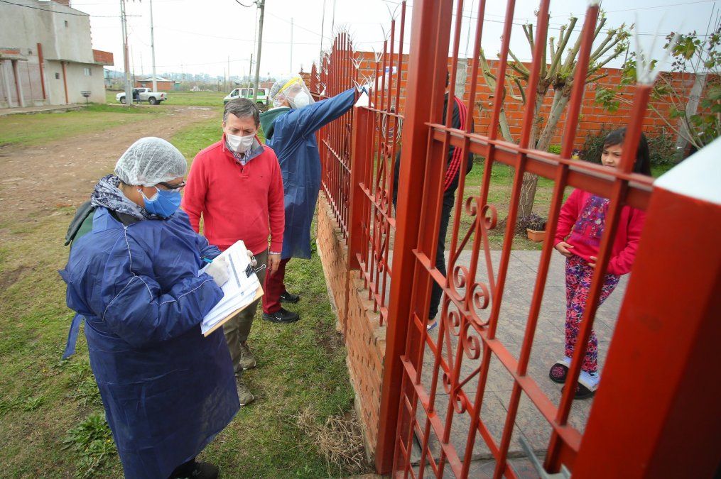 Pandemia. El intendente Fernando Gray recorri&oacute; el barrio Los Pinos de Monte Grande.