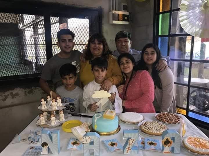M&oacute;nica junto a su familia, en un cumplea&ntilde;os antes de la pandemia.