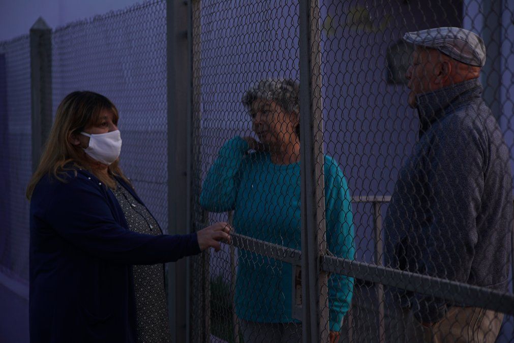 El reencuentro con sus padres, que viven enfrente de su casa de San Vicente.