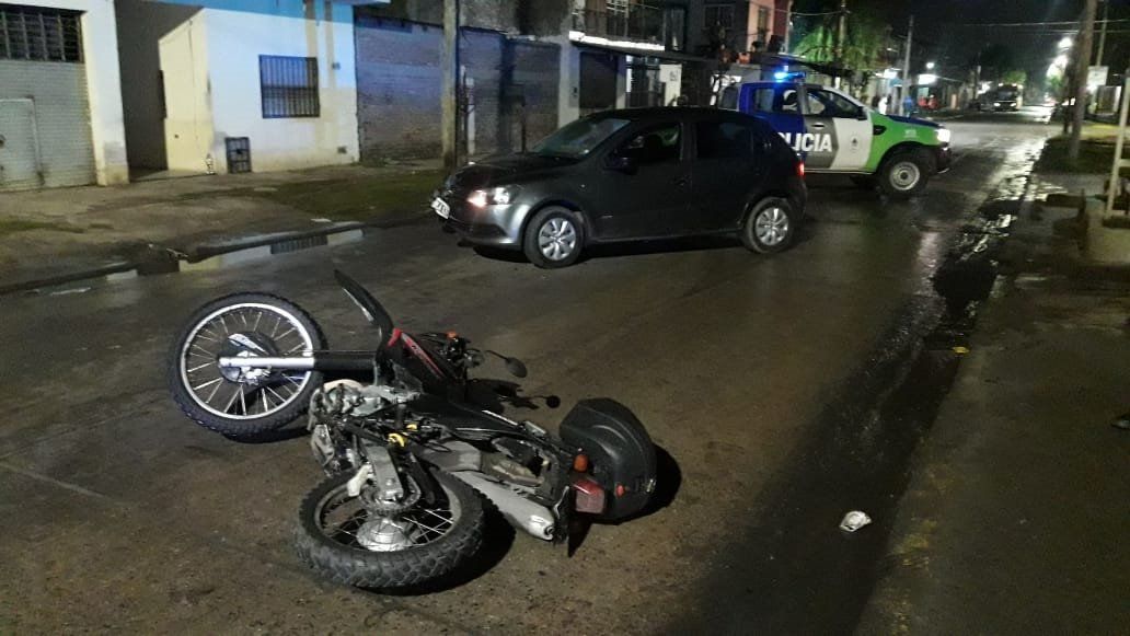 La motocicleta que conduc&iacute;a el polic&iacute;a cuando fue baleado en Lomas de Zamora.