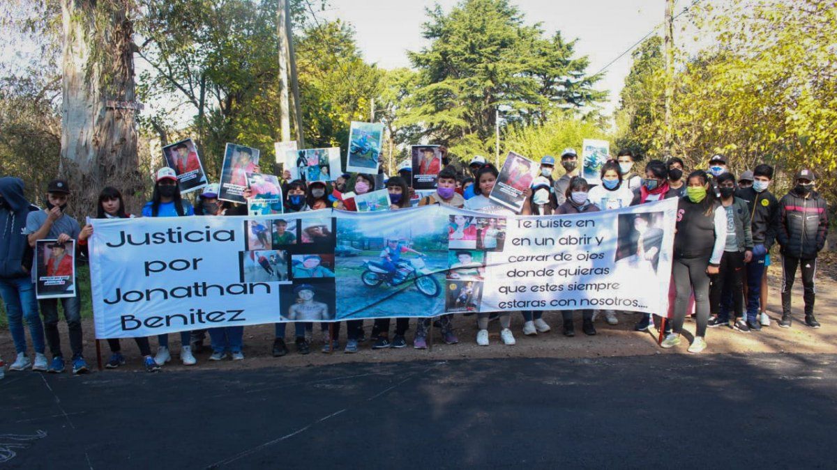 Familiares y amigos en el lugar donde Jonathan fue atropellado. Reclaman a los Tribunales de Lomas los resultados de las pericias y que se avance con la causa.