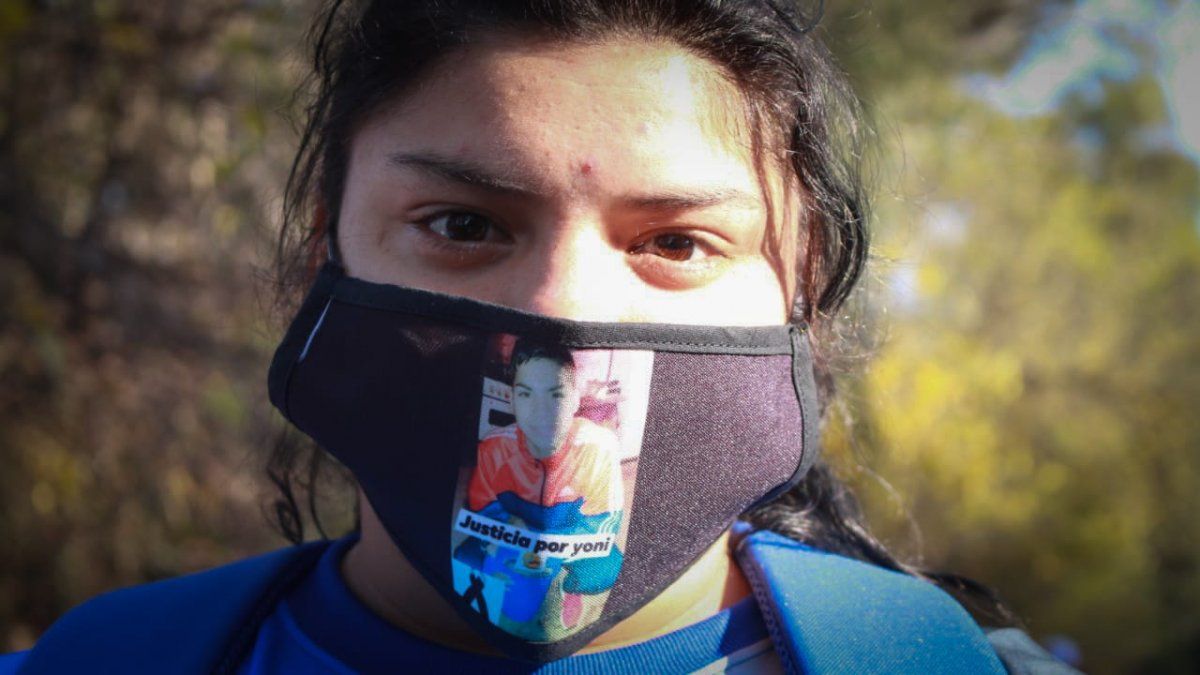 Lorena lleva un barbijo con la foto de su hermano y un mensaje: "Justicia por Joni". Foto: El Diario Sur.