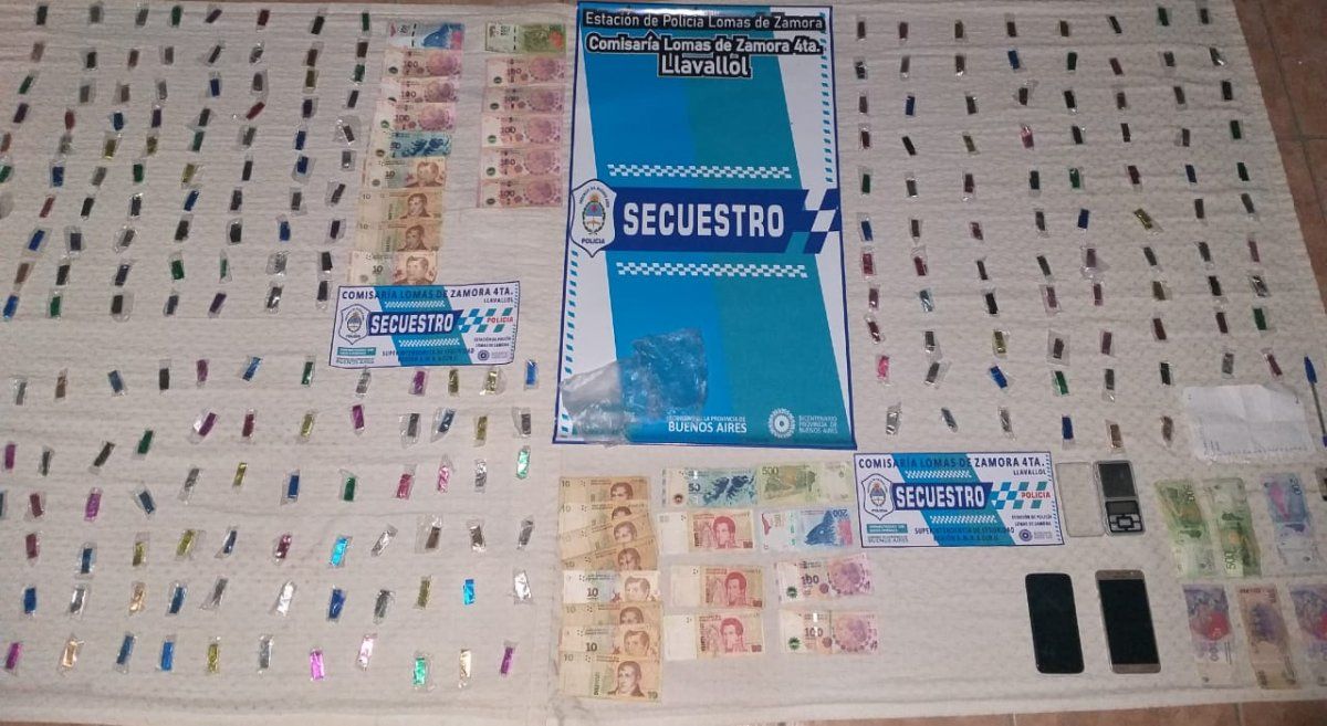 Coca&iacute;na, dinero en efectivo y m&aacute;s elementos incautados en el allanamiento en los monoblocks de Llavallol.