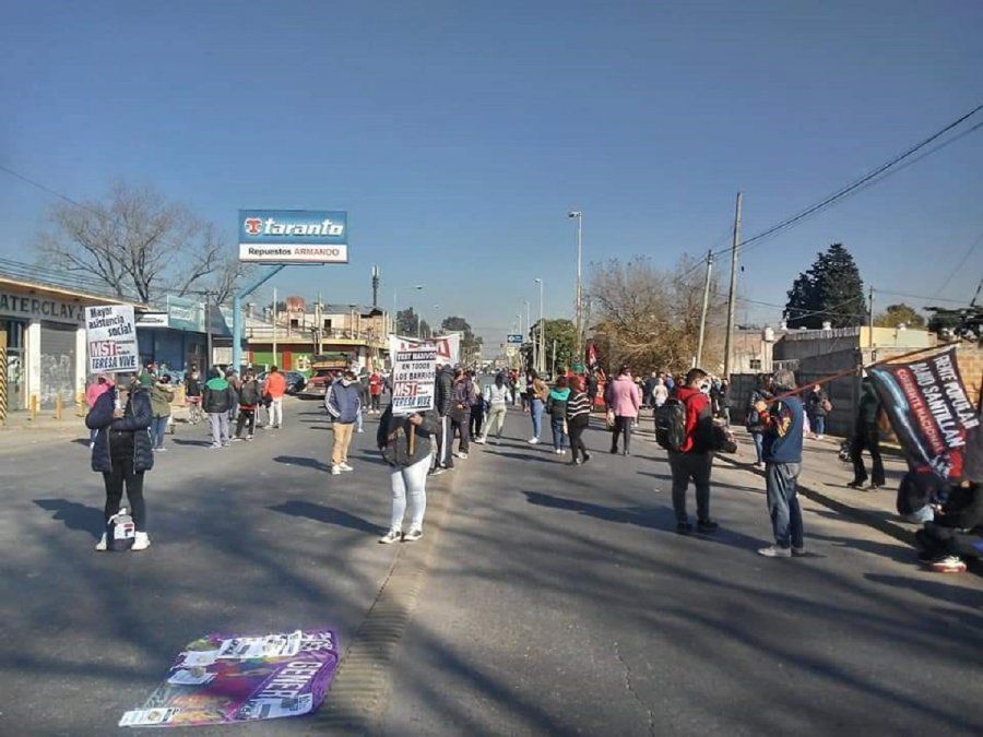 Pese a la cuarentena, manifestantes realizan cortes&nbsp;en Almirante Brown.