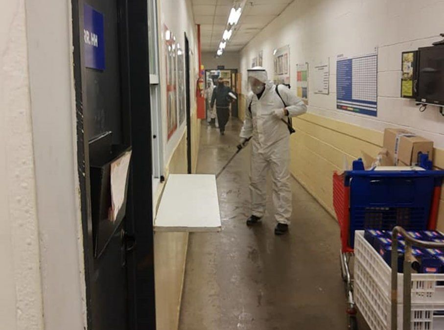 Trabajos de desinfecci&oacute;n en el Carrefour de Lomas. Empleados denuncian que un compa&ntilde;ero dio positivo de coronavirus.