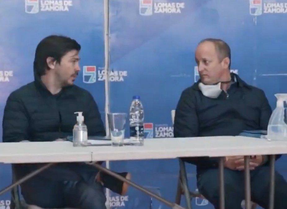 Federico Thea y Martín Insaurralde estuvieron por un breve instante sin tapabocas a muy corta distancia.