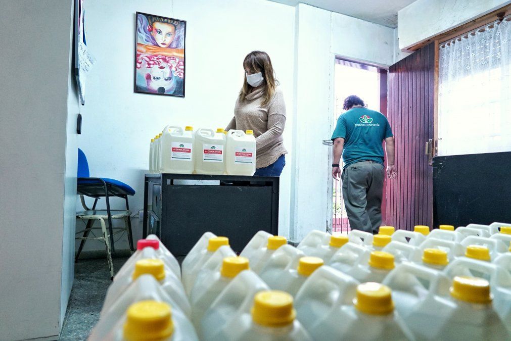 Pandemia.&nbsp;La unidad sanitaria N&deg;1 de Esteban Echeverr&iacute;a produce alcohol para entregar a vecinos y entidades.