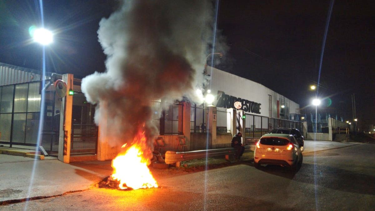 Trabajadores de Bridgestone-Firestone de la planta de Llavallol, Lomas de Zamora, realizan un paro en reclamo de medidas de prevenci&oacute;n ante el coronavirus.