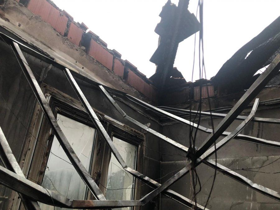 Así quedó parte del techo de la casa de Terralagos donde se produjo el incendio esta madrugada. 