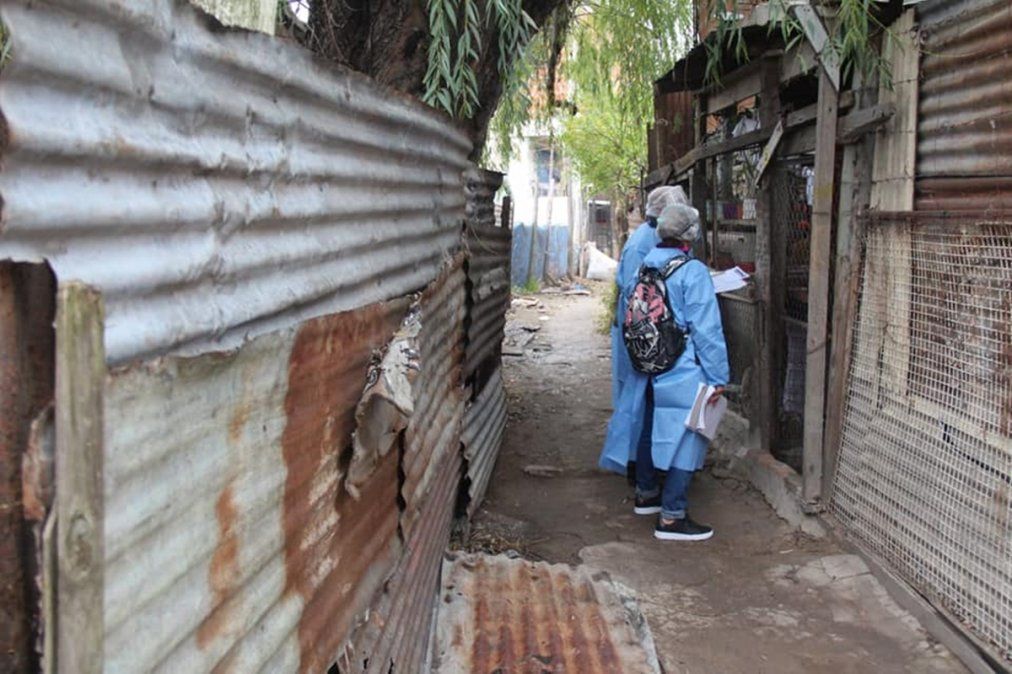 Testeos casa por casa en Villa Fiorito. El personal de Salud busca casos sospechosos de coronavirus.