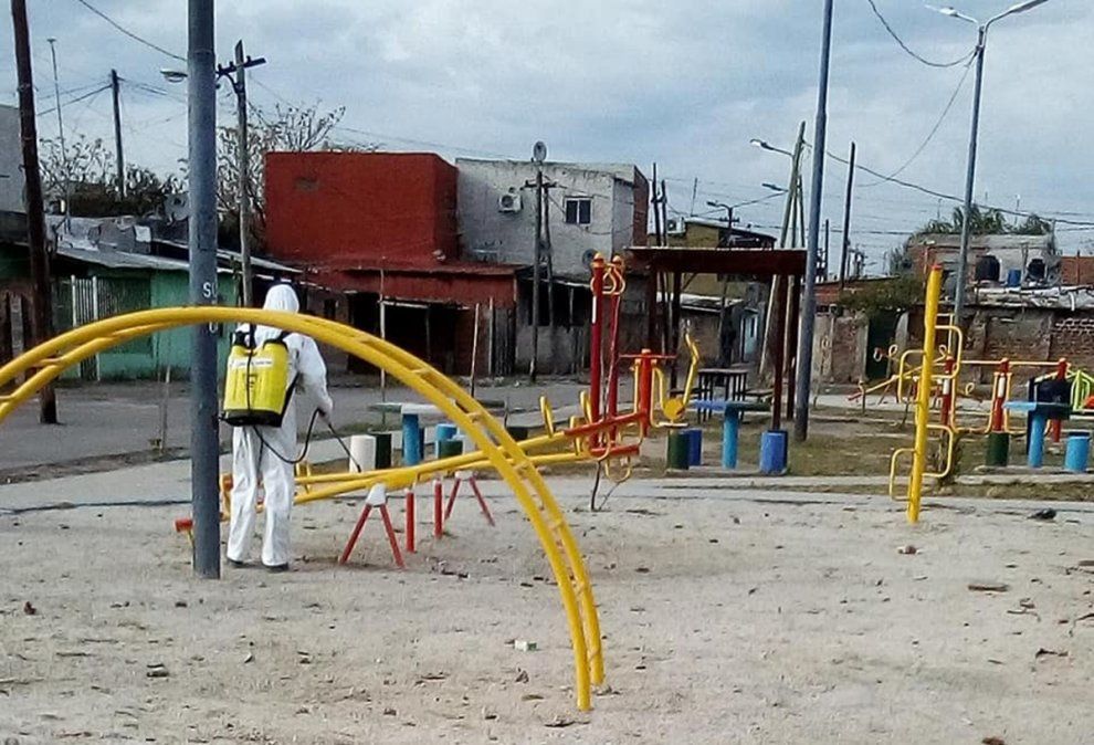 A la par de la b&uacute;squeda de casos de coronavirus, se realizan trabajos de desinfecci&oacute;n en distintos puntos del barrio La Cava de Villa Fiorito.