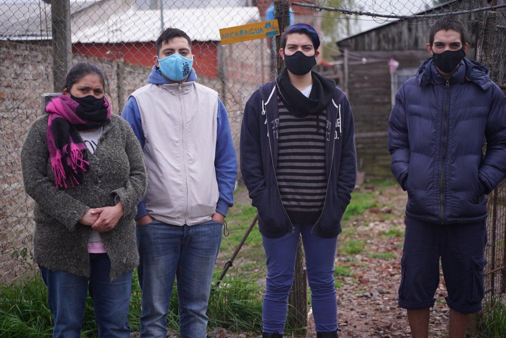 La familia de Silvio Cufre frente a su casa en el barrio Sargento Cabral de Alejandro Korn.