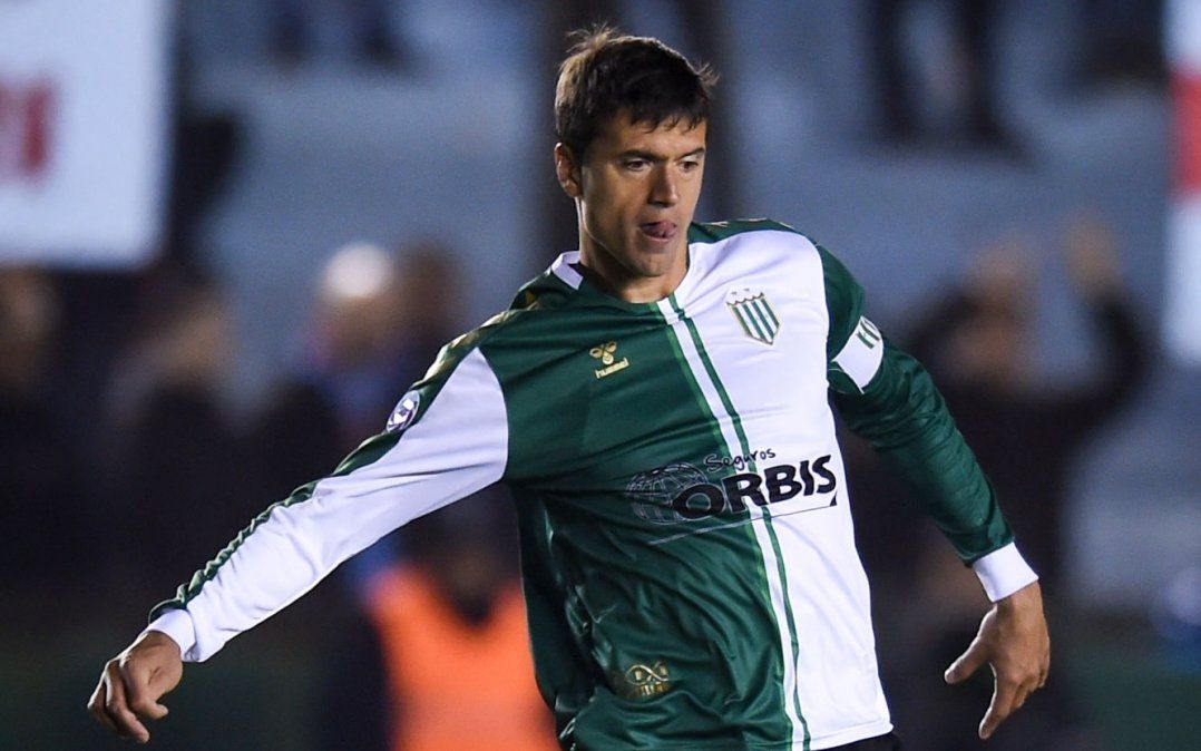 En medio de la pandemia, Renato Civelli demand&oacute; a Banfield por falta de pago y el club lo cuestion&oacute; con un duro comunicado.