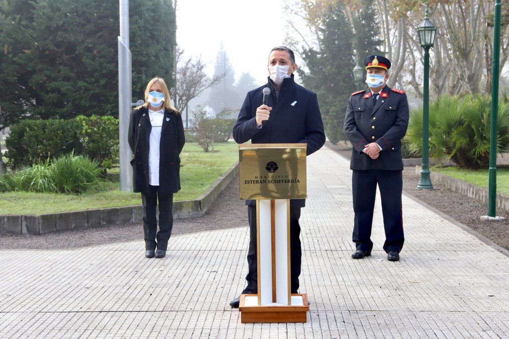 Día de la Bandera. Silva Lencina y Cristian Tapia acompañaron a Fernando Gray en el acto. 
