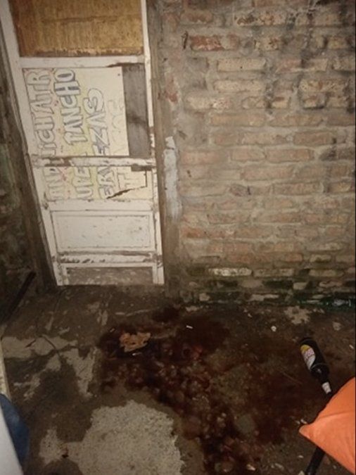 La escena del disparo, con la puerta sin picaporte que habría intentado abrir el joven con un cuchillo.