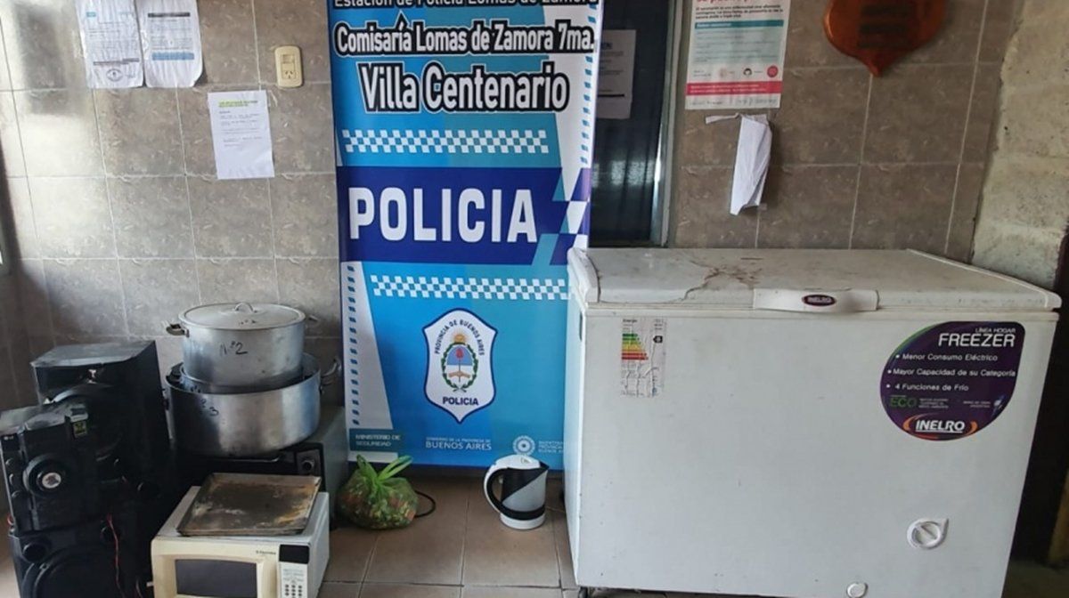 Electrodomésticos secuestrados en el operativo en Lomas de Zamora. La familia del joven asegura que el horno pizzero es de ellos y que los demás elementos no los incautaron de su casa, sino de al lado.