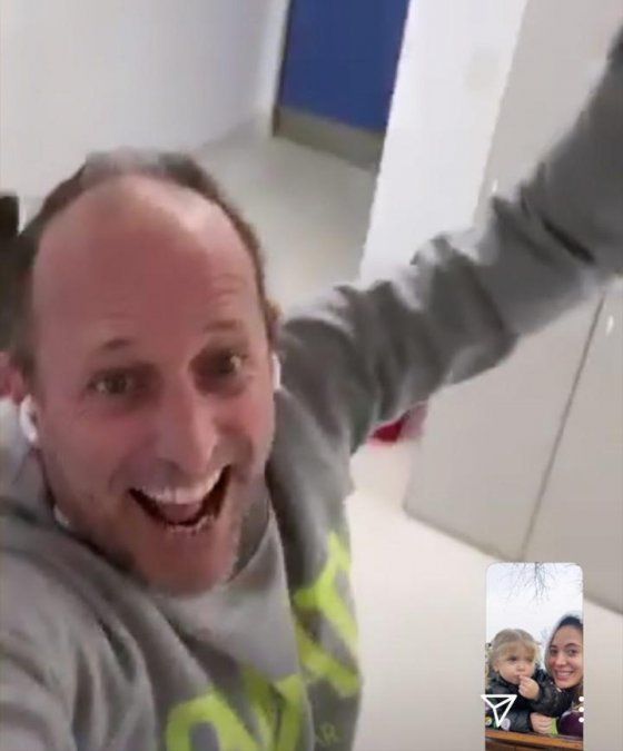 Mart&iacute;n Insaurralde este lunes, en videollamada con su esposa J&eacute;sica Cirio y su hija Chloe. Notable mejora en su salud.
