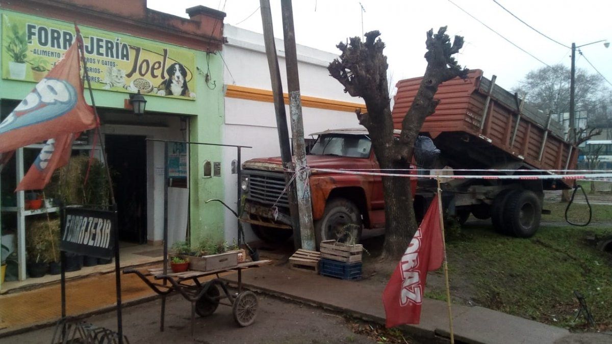 El cami&oacute;n que estaba estacionado casi qued&oacute; adentro de una casa en Domselaar.