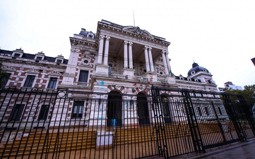 El Gobierno de la Provincia oficializ&oacute; hoy el pago del aguinaldo a estatales en cuotas