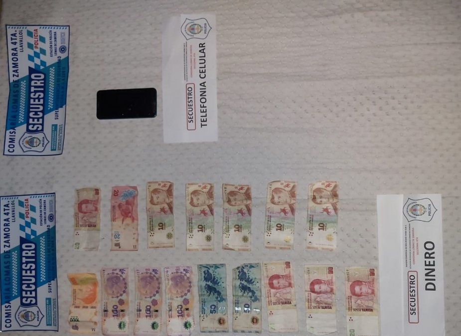 El dinero y el celular incautado por el personal de la Comisar&iacute;a de Llavallol tras la detenci&oacute;n de las dos hermanas.