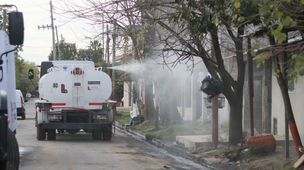 Intensifican las tareas de desinfecci&oacute;n en los barrios de Lan&uacute;s
