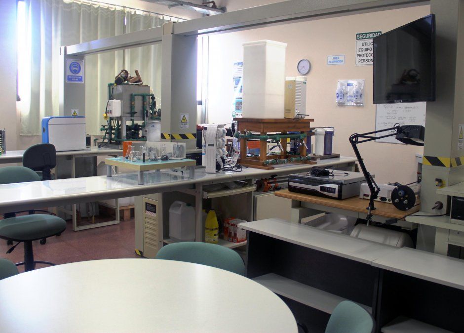 Cient&iacute;ficos y cient&iacute;ficas de la Universidad de Lomas de Zamora trabajan en el robot que puede reducir la propagaci&oacute;n y contagio del coronavirus.