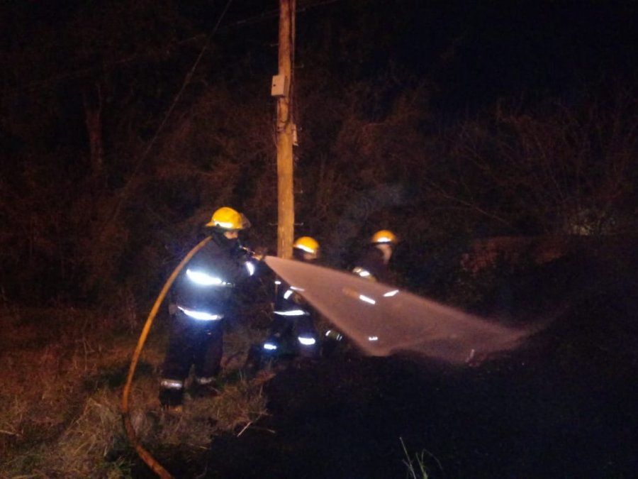 Bomberos.&nbsp;As&iacute; combatieron los voluntarios el incendio en Garay y Matienzo.
