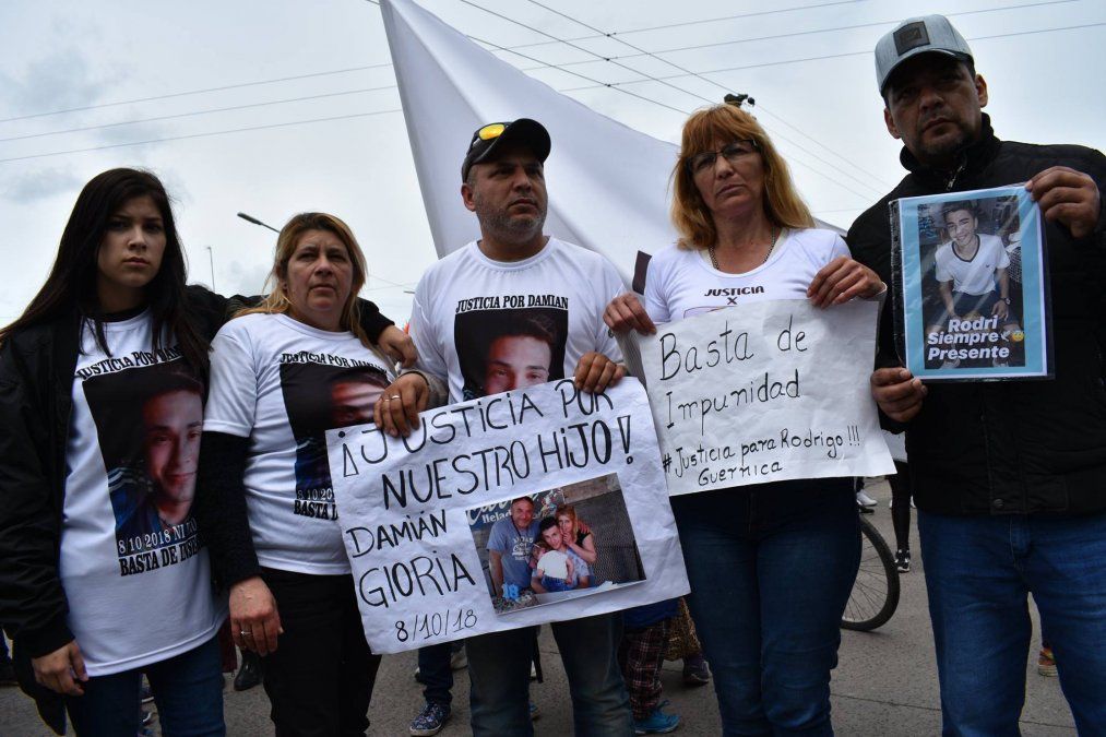 La familia de Dami&aacute;n Gloria pidiendo justicia por el crimen.