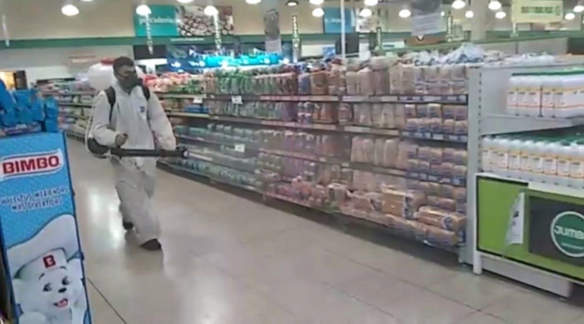 Trabajos de desinfección tras un caso positivo de coronavirus en el Jumbo de Llavallol.